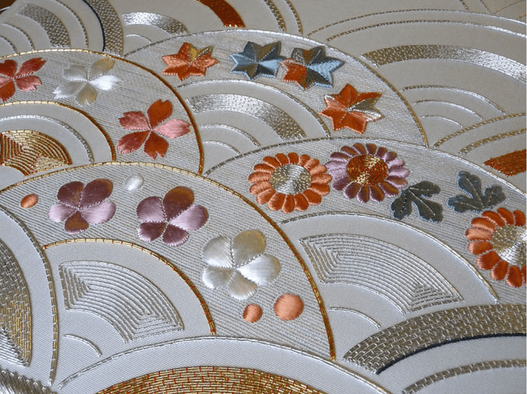 Embroidery Sculpture - Onde stilizzate, fiori di pruno, ciliegio e crisantemi