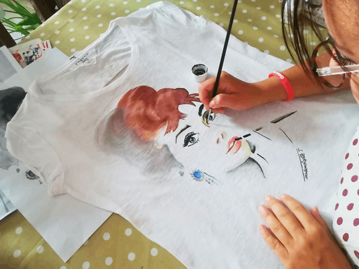 mademoiselle.T (di cui si vedono solo le mani e un angolo del volto) mentre disegna Audrey Hepburn